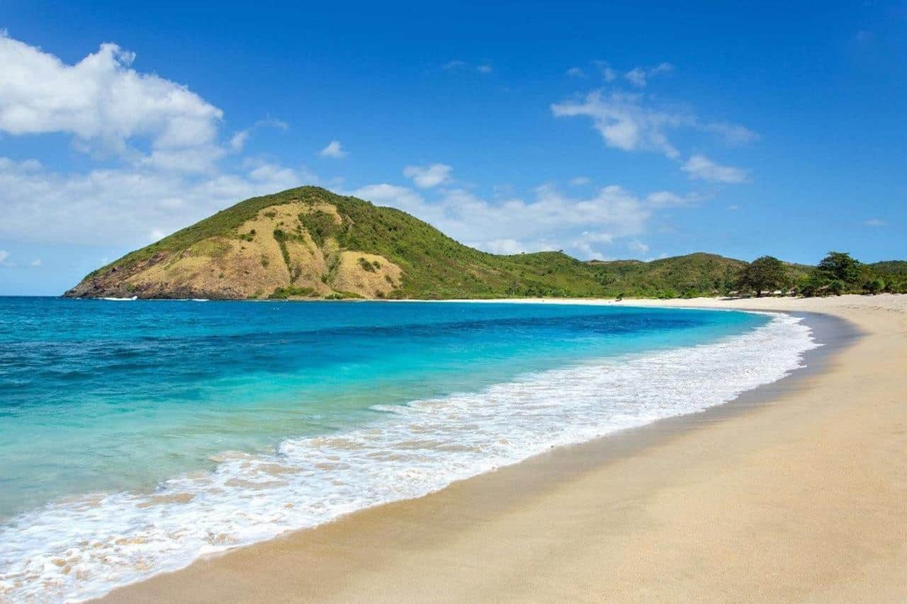 Pantai Kuta Lombok, 1. Desa Sasak Sade, 2. Pantai Kuta Lombok, 3. Goa Bangkang Prabu, 4. Pantai Selong Belanak, 5. Pantai Seger, 6. Masjid Kuno Gunung Pujut, 7. Pantai Tanjung Aan, 8. Bukit Merese, 9. Taman Wisata Tonjeng Beru, 10. Islamic Center Nusa Tenggara Barat