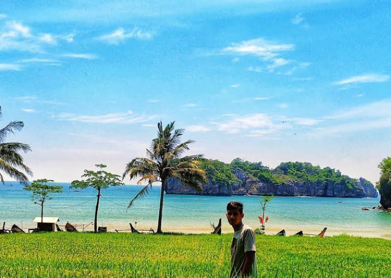 Pantai Kuyon, 1. Pantai Pelang Wonocoyo Panggul, 2. Pantai Cengkrong, 3. Pantai Prigi, 4. Pantai Karanggongso, 5. Pantai Ngulungwetan, 6. Pantai Indah Djoketro, 7. Pantai Kuyon, 8. Pantai Damas, 9. Pantai Taman Kili-Kili, 10. Pantai Blado