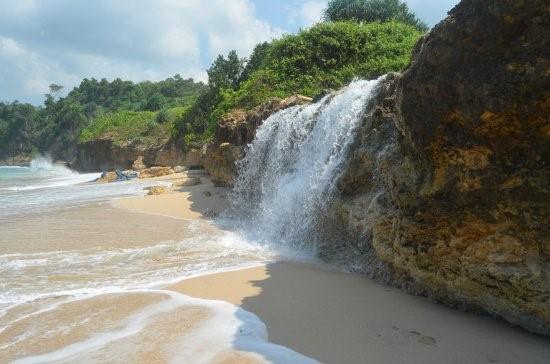 Pantai Pacar, 1. Pantai Sanggar, 2. Pantai Godeg, 3. Pantai Dlodo, 4. Pantai Brumbun, 6. Pantai Molang, 7. Pantai Kedung Tumpang, 8. Pantai Pacar, 9. Pantai Lumbung, 10. Pantai Patuk Gebang