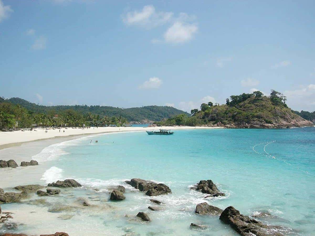 Pantai Pasir Panjang, 1. Pantai Pasir Panjang, 2. Rumah Radakng, 3. Danau Sebedang, 4. Rumah Adat Dayak Betang, 5. Pulau Lemukutan, 6. Masjid Jami’ Keraton Sambas, 7. Pantai Kura-Kura, 8. Goa Maria Bukit Kelam, 9. Batu Belimbing, 10. Jamthang Village Kaliasin