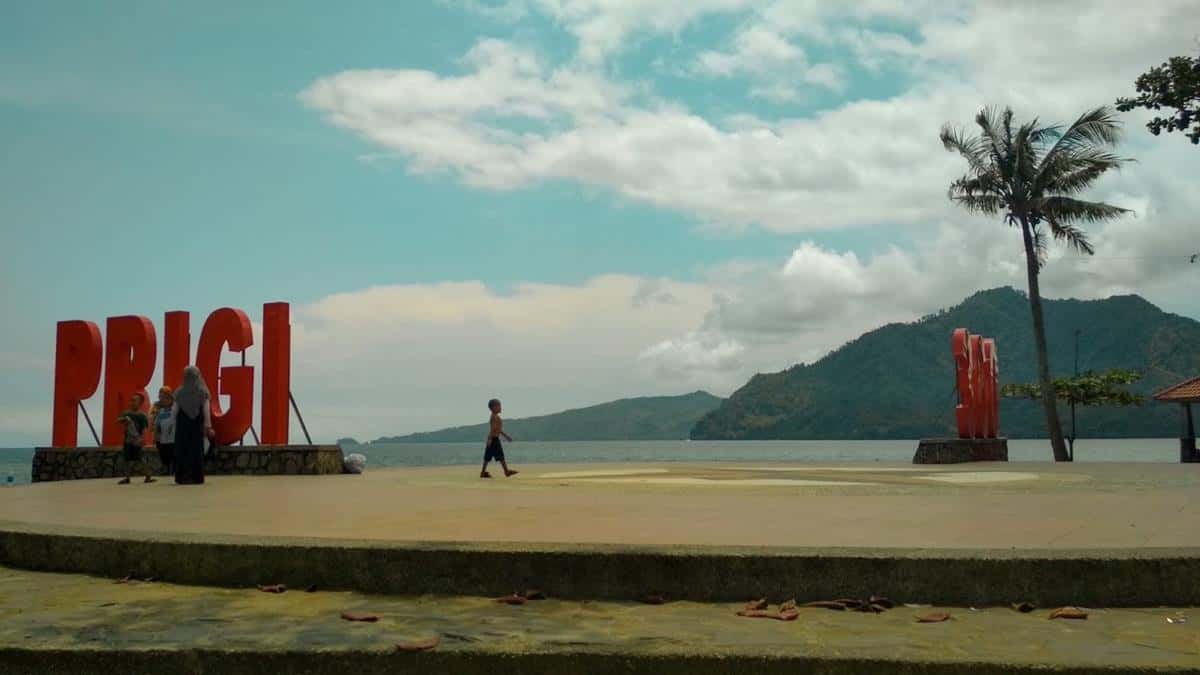Pantai Prigi, 1. Pantai Pelang Wonocoyo Panggul, 2. Pantai Cengkrong, 3. Pantai Prigi, 4. Pantai Karanggongso, 5. Pantai Ngulungwetan, 6. Pantai Indah Djoketro, 7. Pantai Kuyon, 8. Pantai Damas, 9. Pantai Taman Kili-Kili, 10. Pantai Blado