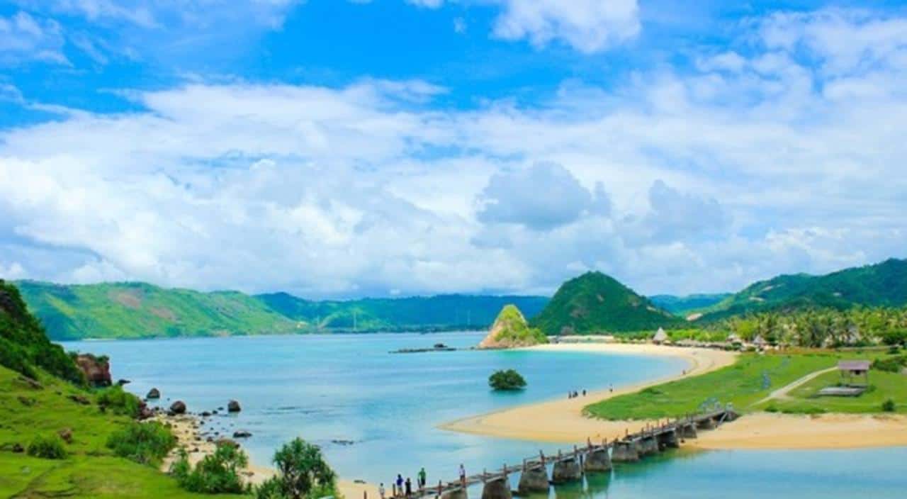 Pantai Seger, 1. Desa Sasak Sade, 2. Pantai Kuta Lombok, 3. Goa Bangkang Prabu, 4. Pantai Selong Belanak, 5. Pantai Seger, 6. Masjid Kuno Gunung Pujut, 7. Pantai Tanjung Aan, 8. Bukit Merese, 9. Taman Wisata Tonjeng Beru, 10. Islamic Center Nusa Tenggara Barat