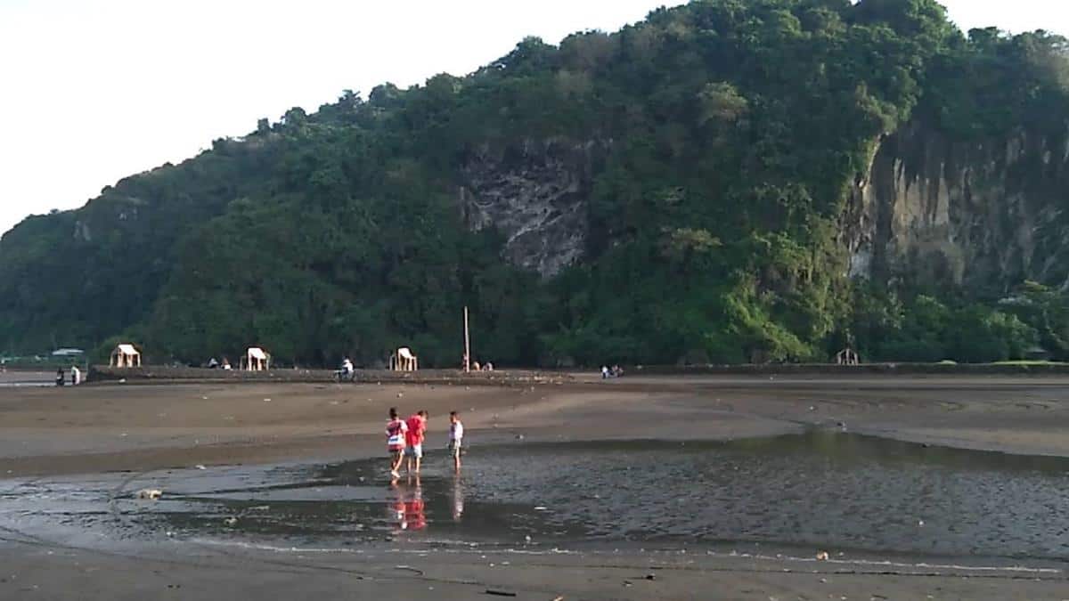 Pantai Sodong, 1. Pantai Jetis, 2. Pantai Nusakambangan, 3. Pantai Indah Widarapayung, 4. Pantai Permisan, 5. Pantai Teluk Penyu, 6. Pantai Karang Pandan, 7. Pantai Kamulyan Cilacap, 8. Pantai Sodong, 9. Pantai Kali Kencana Cilacap, 10. Pantai Kalipat