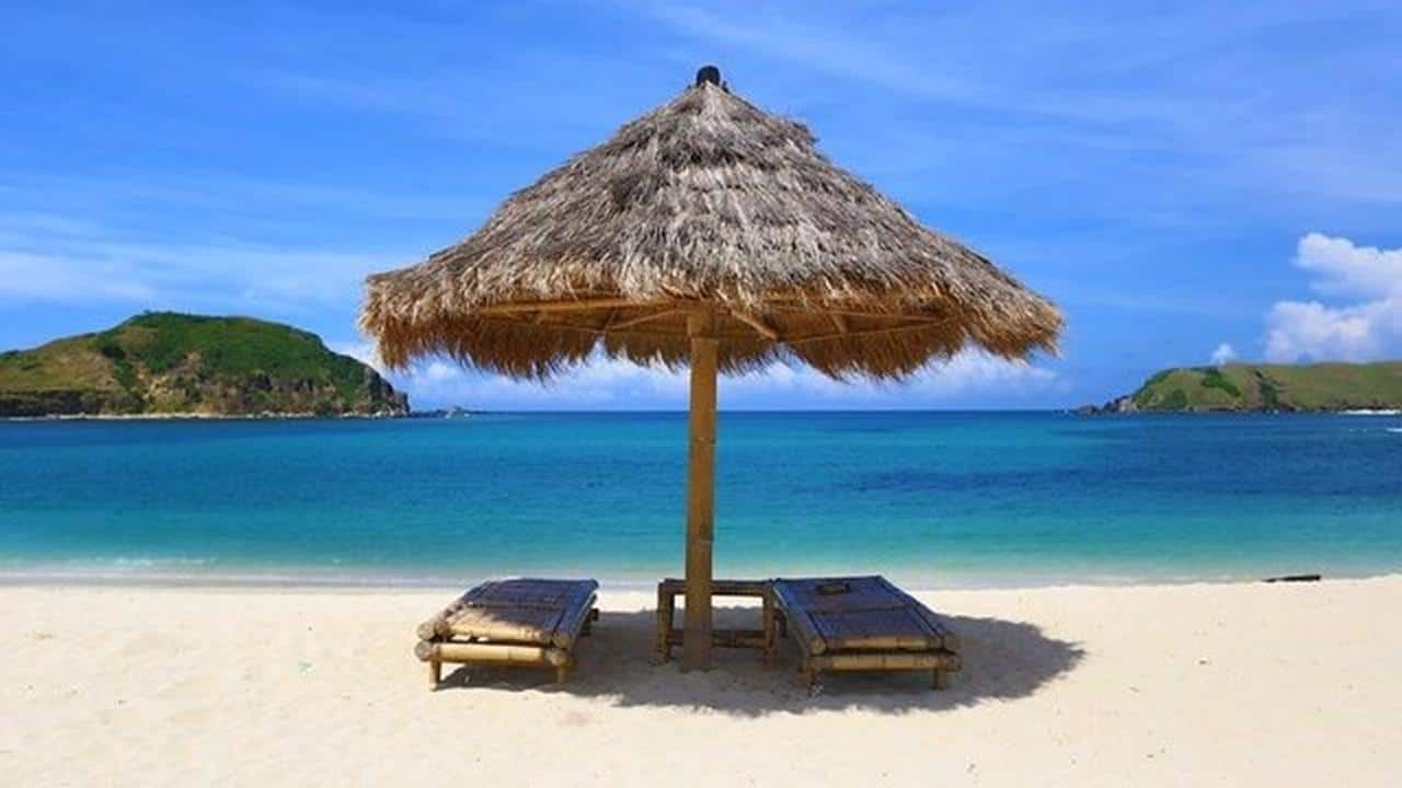Pantai Tanjung Aan, 1. Desa Sasak Sade, 2. Pantai Kuta Lombok, 3. Goa Bangkang Prabu, 4. Pantai Selong Belanak, 5. Pantai Seger, 6. Masjid Kuno Gunung Pujut, 7. Pantai Tanjung Aan, 8. Bukit Merese, 9. Taman Wisata Tonjeng Beru, 10. Islamic Center Nusa Tenggara Barat