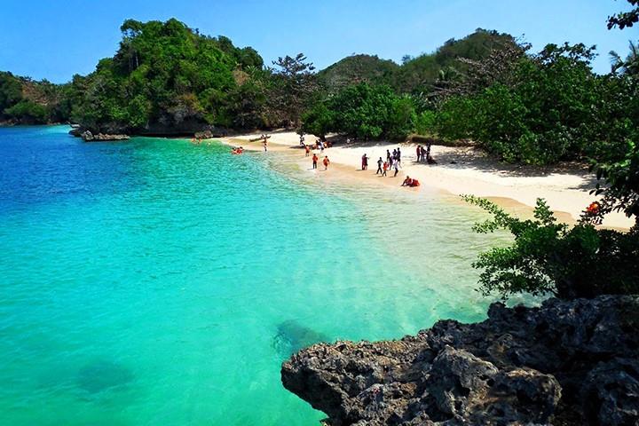 Pantai Tiga Warna, 1. Klenteng Kwan Sing Bio, 2. Pantai Klayar, 3. Gunung Lawu, 4. Pantai Kedung Tumpang, 5. Taman Nasional Bromo Tengger Semeru, 6. Tumpak Sewu, 7. Pantai Tiga Warna, 8. Taman Nasional Baluran, 9. Kawah Ijen, 10. De Djawatan