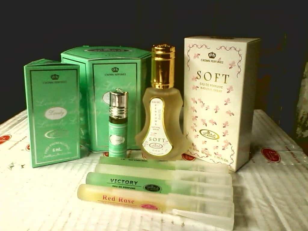 Parfum Arab, 1. Air Zam-Zam, 2. Kurma, 3. Parfum Arab, 4. Kacang Arab, 5. Kismis, 6. Gelang Tasbih, 7. Sajadah, 8. Sorban/ Turban, 10. Coklat Turki