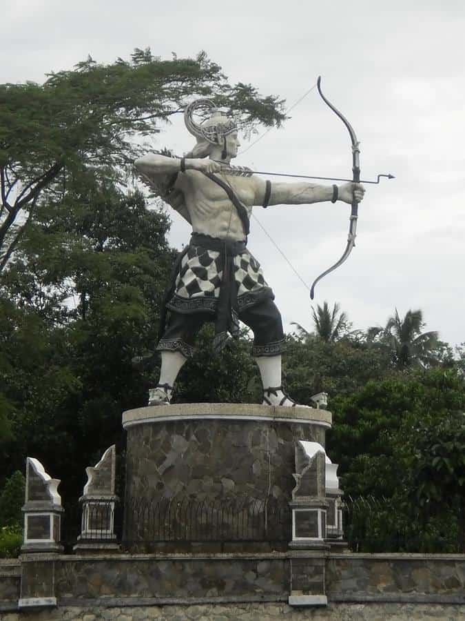 Patung Arjuna, 1. Patung Soekarno, 2. Patung Gentong, 3. Patung Bung Hatta, 4. Patung anak bermain egrang, 5. Patung Gusdur, 6. Patung Sri Baduga, 7. Patung Bima, 8. Patung Semar, 9. Patung Gatot Kaca, 10. Patung Arjuna