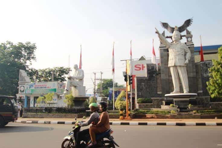 Patung Bung Hatta, 1. Patung Soekarno, 2. Patung Gentong, 3. Patung Bung Hatta, 4. Patung anak bermain egrang, 5. Patung Gusdur, 6. Patung Sri Baduga, 7. Patung Bima, 8. Patung Semar, 9. Patung Gatot Kaca, 10. Patung Arjuna