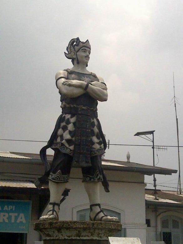 Patung Gatot Kaca, 1. Patung Soekarno, 2. Patung Gentong, 3. Patung Bung Hatta, 4. Patung anak bermain egrang, 5. Patung Gusdur, 6. Patung Sri Baduga, 7. Patung Bima, 8. Patung Semar, 9. Patung Gatot Kaca, 10. Patung Arjuna