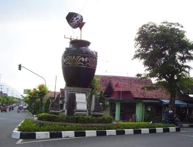 Patung Gentong, 1. Patung Soekarno, 2. Patung Gentong, 3. Patung Bung Hatta, 4. Patung anak bermain egrang, 5. Patung Gusdur, 6. Patung Sri Baduga, 7. Patung Bima, 8. Patung Semar, 9. Patung Gatot Kaca, 10. Patung Arjuna