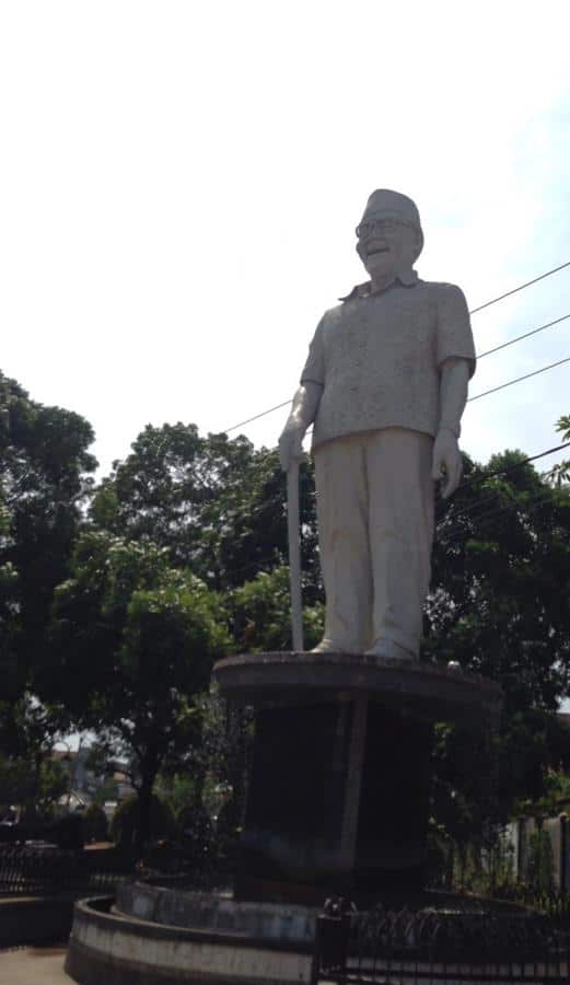Patung Gusdur, 1. Patung Soekarno, 2. Patung Gentong, 3. Patung Bung Hatta, 4. Patung anak bermain egrang, 5. Patung Gusdur, 6. Patung Sri Baduga, 7. Patung Bima, 8. Patung Semar, 9. Patung Gatot Kaca, 10. Patung Arjuna