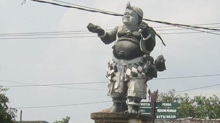 Patung Semar, 1. Patung Soekarno, 2. Patung Gentong, 3. Patung Bung Hatta, 4. Patung anak bermain egrang, 5. Patung Gusdur, 6. Patung Sri Baduga, 7. Patung Bima, 8. Patung Semar, 9. Patung Gatot Kaca, 10. Patung Arjuna