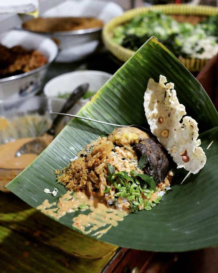 Pecel Madiun Murni, 1. Wdnsdy, 2. Bengawan Solo Coffee Wiyung, 3. Coffee Shop Elmi Hotel, 4. Dejavu Cafe &amp; Eatery, 5. Coffee Cafe, 6. Dahana Lounge Bar, 7. Soto Madura Wawan, 8. Padin Bu Dewi Achmad, 9. Nasi Cumi Pasar Atom, 10. Pecel Madiun Murni