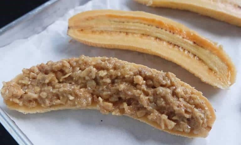 Pisang Asar, 1. Papeda, 2. Rujak Natsepa, 3. Nasi Kelapa, 4. Nasi Bambu, 5. Nasi Lapola, 6. Pisang Asar, 7. Sambal Colo-Colo, 8. Gogos, 9. Kohu-Kohu, 10. Roti Kering Kenari