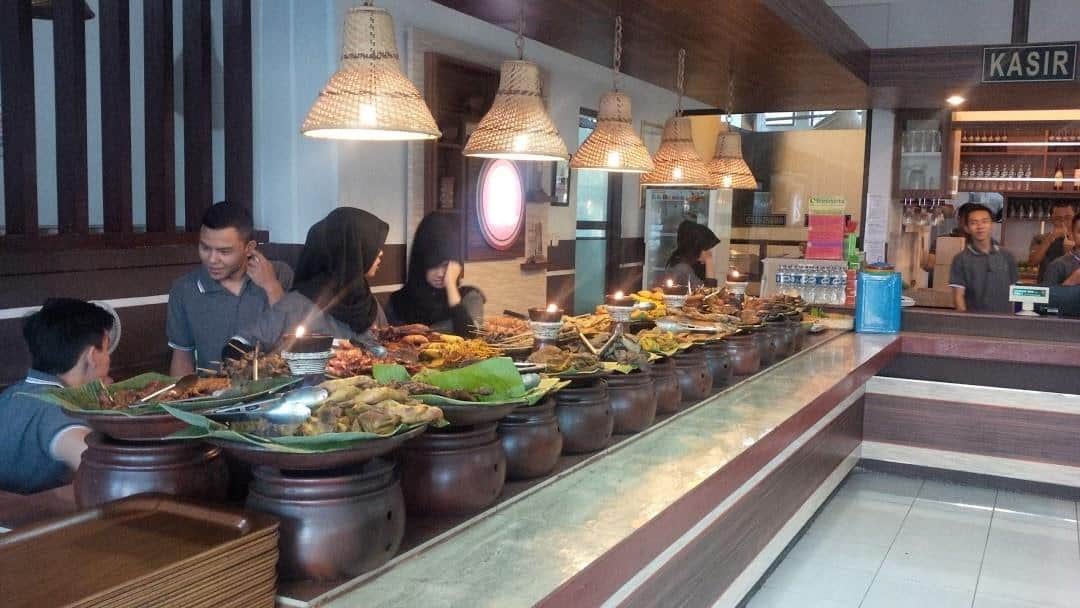 Rumah Makan Ampera, 1. Dapur Sunda, 2. Dapur Kuring, 3. Bumbu Desa, 4. Talaga Sampireun, 5. Gubug Mang Engking, 6. Riung Sunda, 7. Rumah Makan Ampera, 8. Sambara Resto, 9. Ikan Bakar Cianjur, 10. Bensunda