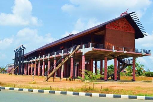 Rumah Radakng, 1. Pantai Pasir Panjang, 2. Rumah Radakng, 3. Danau Sebedang, 4. Rumah Adat Dayak Betang, 5. Pulau Lemukutan, 6. Masjid Jami’ Keraton Sambas, 7. Pantai Kura-Kura, 8. Goa Maria Bukit Kelam, 9. Batu Belimbing, 10. Jamthang Village Kaliasin