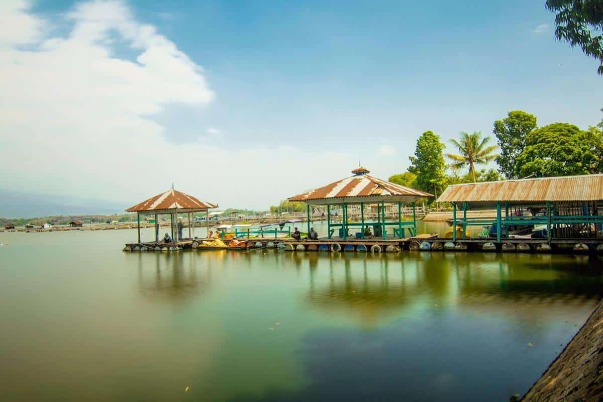 Ranu Grati, 1. Telaga Sarangan, 2. Ranu Kumbolo, 3. Ranu Pani, 4. Telaga Ngebel, 5. Ranu Klakah, 6. Ranu Grati, 7. Ranu Agung, 8. Waduk Selorejo, 9. Ranu Gumbolo, 10. Danau Taman Hidup