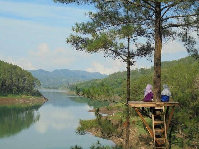 Ranu Gumbolo, 1. Telaga Sarangan, 2. Ranu Kumbolo, 3. Ranu Pani, 4. Telaga Ngebel, 5. Ranu Klakah, 6. Ranu Grati, 7. Ranu Agung, 8. Waduk Selorejo, 9. Ranu Gumbolo, 10. Danau Taman Hidup