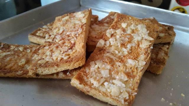 Roti Kering Kenari, 1. Papeda, 2. Rujak Natsepa, 3. Nasi Kelapa, 4. Nasi Bambu, 5. Nasi Lapola, 6. Pisang Asar, 7. Sambal Colo-Colo, 8. Gogos, 9. Kohu-Kohu, 10. Roti Kering Kenari