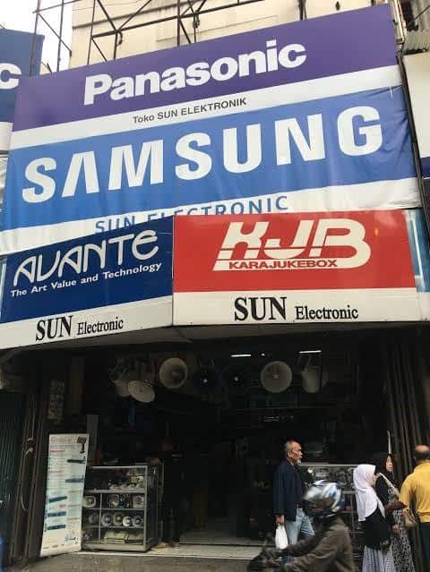 Sun Electronic, 1. Istana BEC, 2. Log In Megastore, 3. Aneka Elektronik, 4. Toko Laris, 5. Digi Ware, 6. Bursa Celullar Jamika, 7. Sun Electronic, 8. Megacell, 9. Butik Dukomsel, 10. Kosambi Electronic