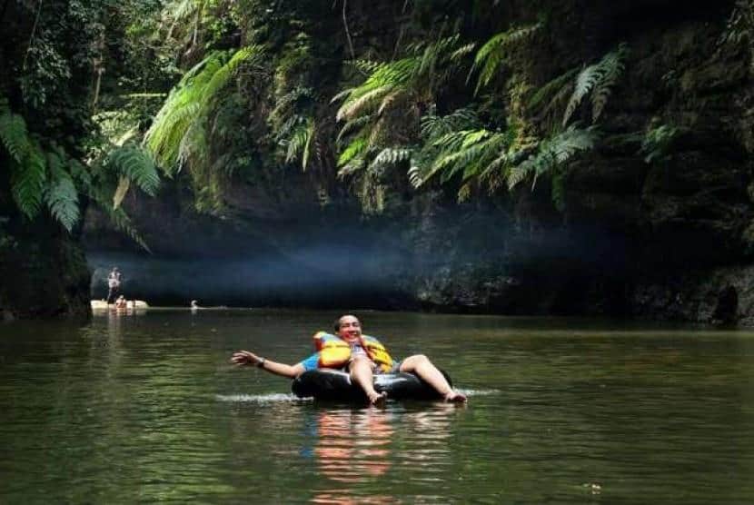 Sungai Gulamo, 1. Pulau Jemur, 2. Pulau Beting Aceh, 3. Pantai Trikora, 4. Sungai Gulamo, 5. Sungai Kampar, 6. Bukit Ulu Kasok, 7. Air Terjun Lubuk Bigau, 8. Sungai Hijau, 9. Taman Hutan Raya Sultan Syarif Hasyim, 10. Pantai Lagoi Bay