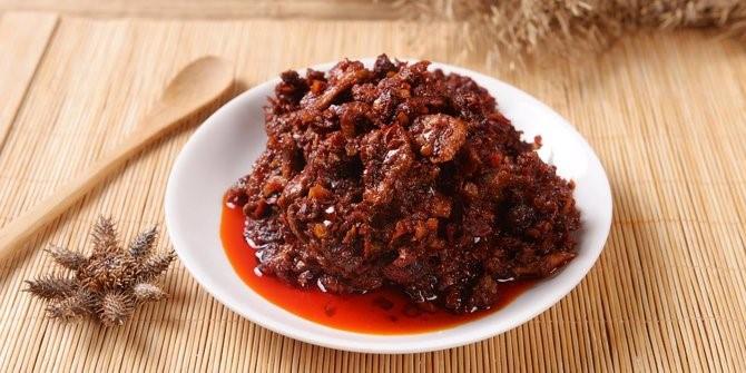 Sambal Roa, 1. Bubur Manado, 2. Nasi Jaha, 3. Cakalang Fufu, 4. Mie Cakalang, 5. Tinoransak, 6. Sambal Roa, 7. Sambal Dabu-Dabu, 8. Sate Kolombi, 9. Brenebon, 10. Klappertart