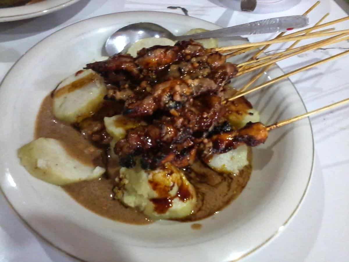Sate Ayam Kampung, 1. Walang Goreng, 2. Jangan Lombok Ijo Gunungkidul, 3. Sate Ayam Kampung, 4. Oseng Bunga Pepaya, 5. Sego Abang, 6. Gathot, 7. Nasi Tiwul, 8. Urap Trancam, 9. Sambal Bawang, 10. Sambal Goreng Krecek Tempe