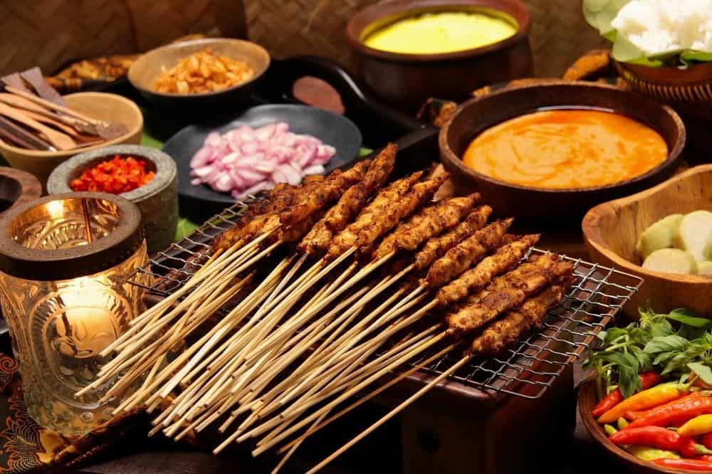 Sate Bumbon, 1. Momoh, 2. Pecel Kembang Turi, 3. Brongkos, 4. Sumpil, 5. Sate Bumbon, 6. Rica-Rica Menthog, 7. Mangut Lele, 8. Soto Dengkul, 9. Bebek Ijo
