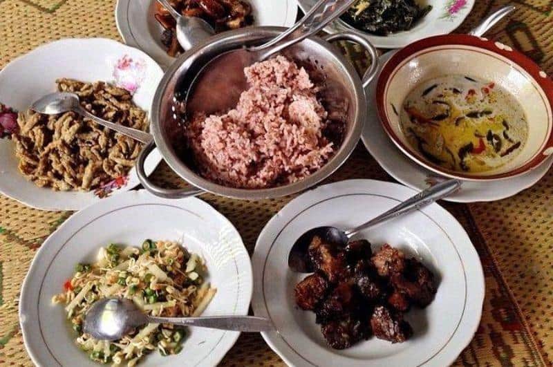 Sego Abang, 1. Walang Goreng, 2. Jangan Lombok Ijo Gunungkidul, 3. Sate Ayam Kampung, 4. Oseng Bunga Pepaya, 5. Sego Abang, 6. Gathot, 7. Nasi Tiwul, 8. Urap Trancam, 9. Sambal Bawang, 10. Sambal Goreng Krecek Tempe