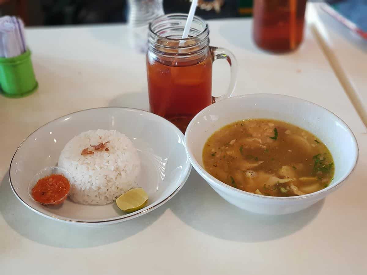 Soto Madura Wawan, 1. Wdnsdy, 2. Bengawan Solo Coffee Wiyung, 3. Coffee Shop Elmi Hotel, 4. Dejavu Cafe &amp; Eatery, 5. Coffee Cafe, 6. Dahana Lounge Bar, 7. Soto Madura Wawan, 8. Padin Bu Dewi Achmad, 9. Nasi Cumi Pasar Atom, 10. Pecel Madiun Murni