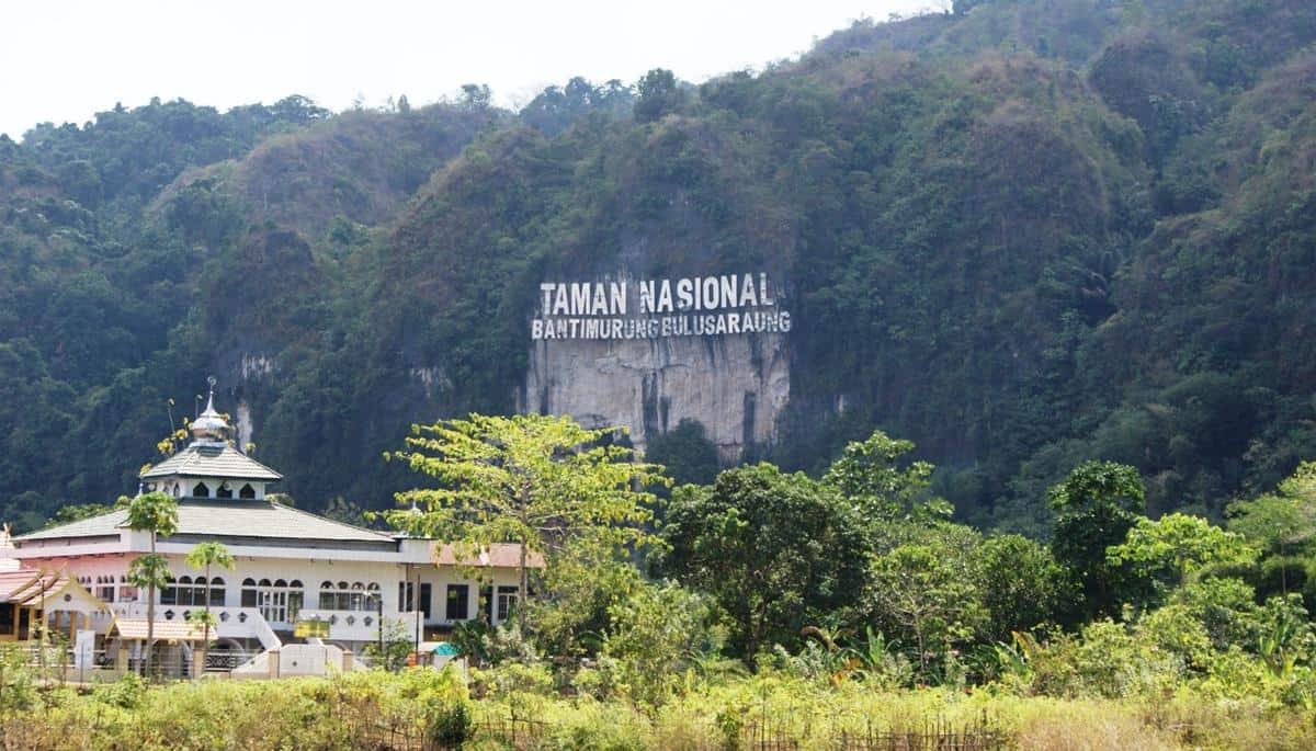Taman Nasional Bantimurung Bulusaraung, 1. Fort Rotterdam, 2. Pantai Tanjung Bira, 3. Taman Nasional Taka Bonerate, 4. Gunung Latimojong, 5. Taman Nasional Bantimurung Bulusaraung, 6. Kampoeng Karst Rammang Rammang, 7. Tana Toraja, 8. Pulau Kodingareng Keke, 9. Danau Mahalona, 10. Pulau Gusung