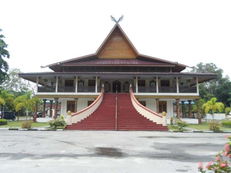 Taman Budaya Riau, 1. Taman Wisata Alam Mayang, 2. Pasar Bawah, 3. Asia Farm Hay Day, 4. Taman Wisata Agro Sei Pinang, 5. Taman Budaya Riau, 6. Perpustakaan Soeman H.S, 7. Rainbow Hills Rumbai, 8. Kampung China, 9. Trans Studio Mini Pekanbaru, 10. Masjid Agung An-Nur