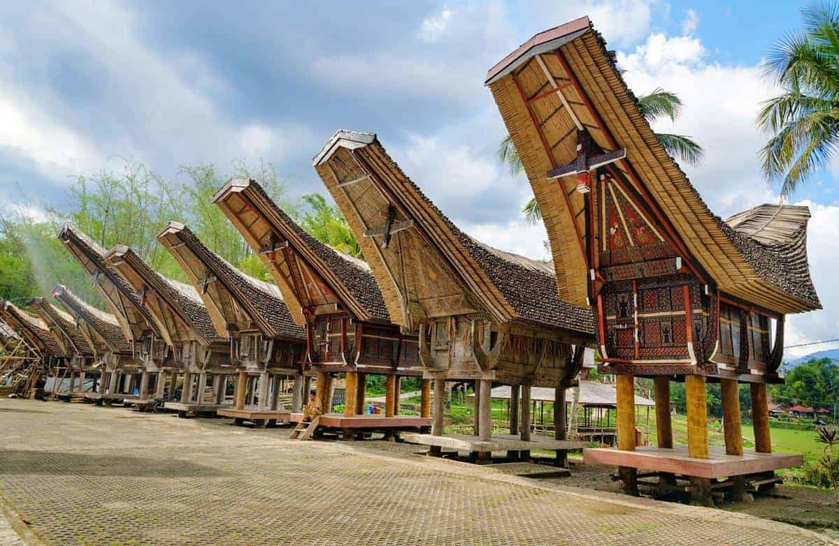 Tana Toraja, 1. Fort Rotterdam, 2. Pantai Tanjung Bira, 3. Taman Nasional Taka Bonerate, 4. Gunung Latimojong, 5. Taman Nasional Bantimurung Bulusaraung, 6. Kampoeng Karst Rammang Rammang, 7. Tana Toraja, 8. Pulau Kodingareng Keke, 9. Danau Mahalona, 10. Pulau Gusung