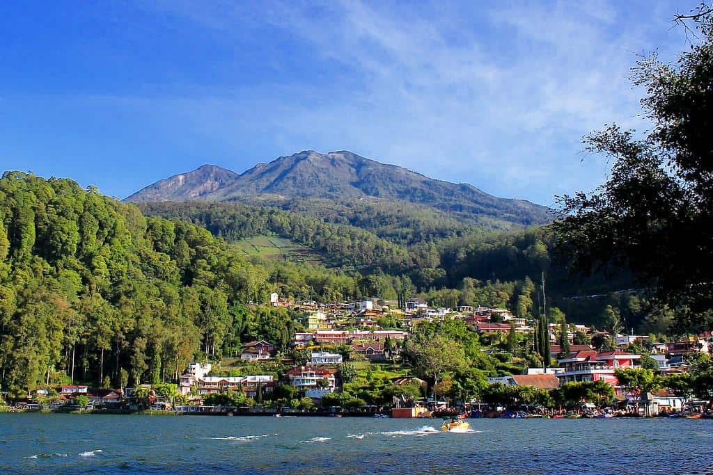 Telaga Sarangan, 1. Telaga Sarangan, 2. Ranu Kumbolo, 3. Ranu Pani, 4. Telaga Ngebel, 5. Ranu Klakah, 6. Ranu Grati, 7. Ranu Agung, 8. Waduk Selorejo, 9. Ranu Gumbolo, 10. Danau Taman Hidup