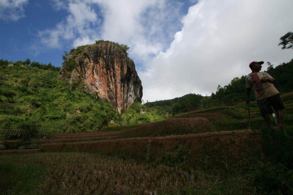 Watu Semaur, 1. Telaga Ngebel, 2. Bukit Cumbri, 3. Puncak Pringgitan, 4. Wisata Tubing Kali Jajar, 5. Gunung Beruk, 6. Kedung Gamping, 7. Tumpak Pare, 8. Air Terjun Kokok Sawoo, 9. Gunung Masjid, 10. Watu Semaur
