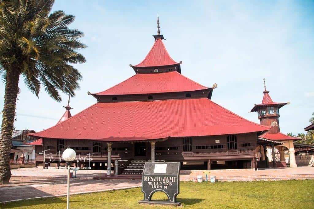 Masjid Jami Air Tiris, 1. Riau Fantasi, 2. Taman Nasional Bukit Tiga Puluh, 3. Air Terjun Aek Martua, 4. Rumah Singgah Sultan Siak, 5. Taman Nasional Zamrud, 6. Situs Candi Muara Takus, 7. Masjid Jami Air Tiris, 8. Danau Naga Sakti, 9. Istana Siak Sri Inderapura, 10. Ulu Kasok