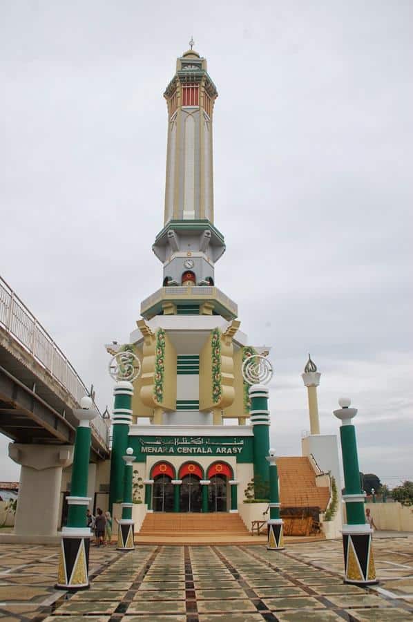 Menara Gentala Arasy, 1. Taman Wisata Kampoeng Radja, 2. Danau Sipin, 3. Menara Gentala Arasy, 4. Kebun Binatang Taman Rimba, 5. Taman Nasional Berbak, 6. Cagar Budaya Rumah Batu Olakemang, 7. Monumen Keris Siginjai, 8. Museum Perjuangan Rakyat, 9. Ancol Kota Jambi, 10. Masjid Agung Al-Falah Kota Jambi