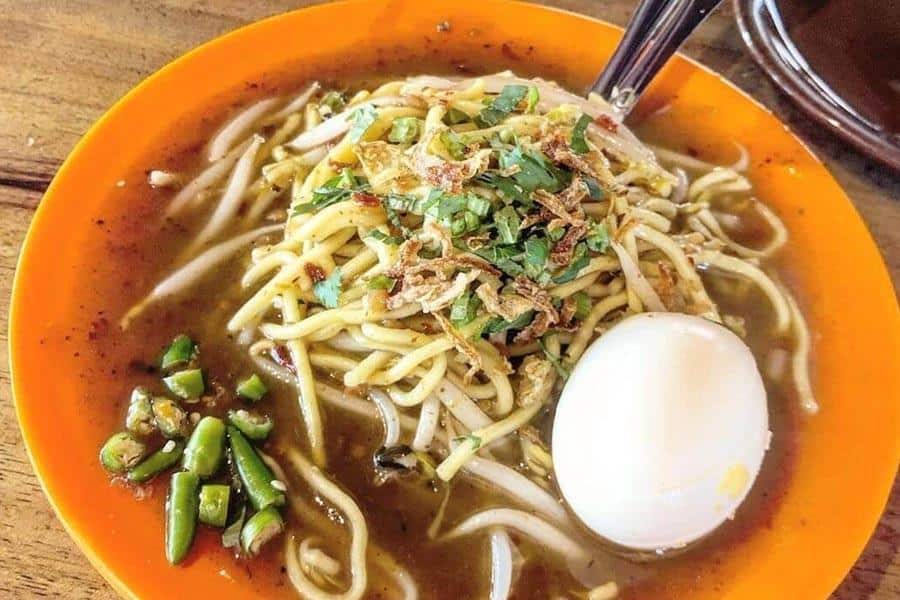 Mie Lendir, 1. Nasi Lemak, 3. Bolu Kemojo, 4. Roti Jala, 5. Gulai Siput, 6. Gulai Belacan, 7. Mie Sagu, 8. Mie Lendir, 9. Sop Tunjang, 10. Es Laksamana Mengamuk