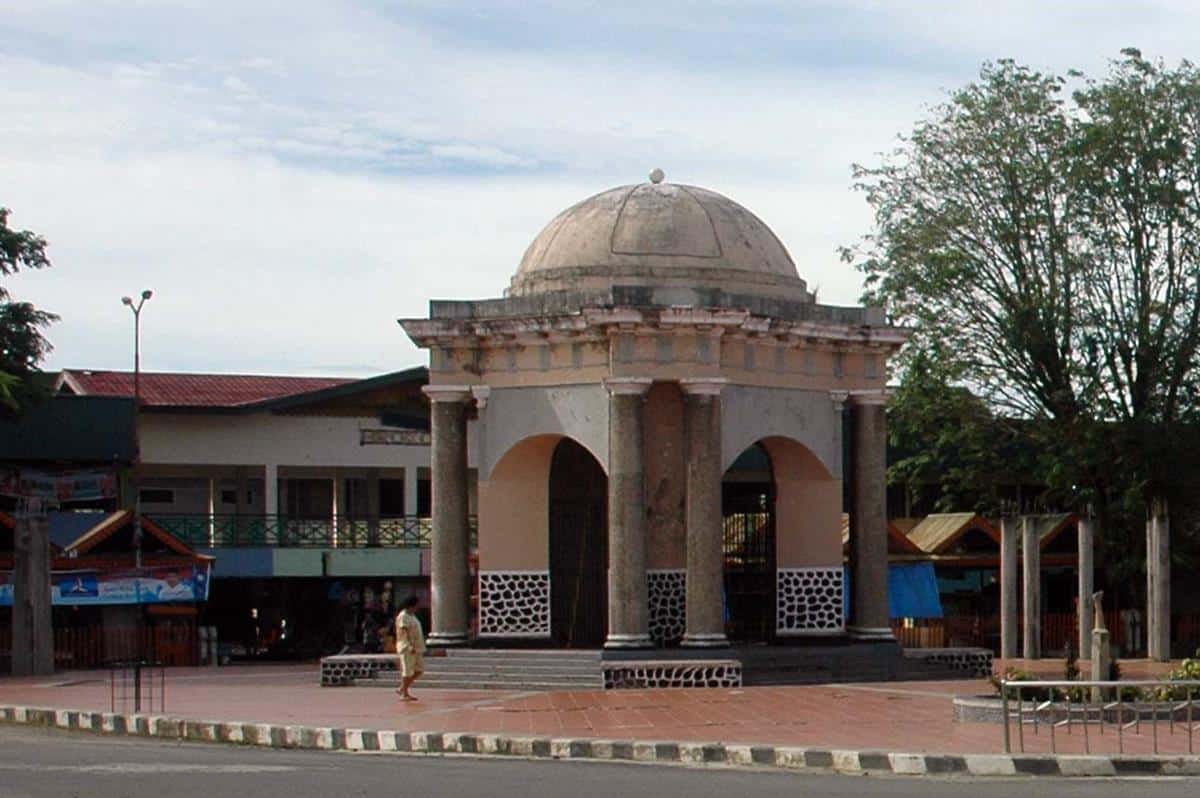 Monumen Thomas Parr, 1. Pantai Panjang, 2. Monumen Thomas Parr, 3. Museum Bengkulu, 4. Benteng Marlborough, 5. Rumah Pengasingan Bung Karno, 6. Danau Dendam Tak Sudah, 7. Pantai Sungai Suci, 8. Rumah Ibu Fatmawati Soekarno, 9. Hutan Mangrove Bengkulu, 10. Pulau Tikus