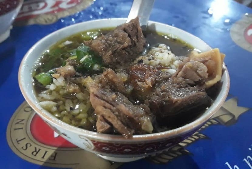 Nasi Grombyang, 1. Pecak Belut, 2. Nasi Grombyang, 3. Lontong Dekem, 4. Lotek, 5. Kamir, 6. Kraca, 8. Kepiting Lemburi, 9. Tahu Pletok, 10. Bakso Balungan