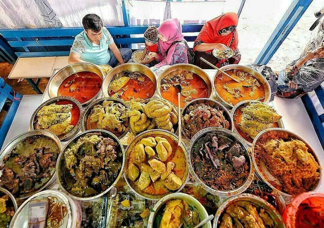 Nasi Kapau, 1. Dendeng Batokok, 2. Rendang, 3. Sate Padang, 4. Dendeng Balado, 5. Gulai Gajeboh, 6. Kerabu Terong, 7. Soto Padang, 8. Kalio Dagiang, 9. Cancang, 10. Nasi Kapau