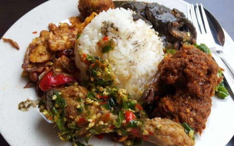 Nasi Padang, 2. Sop Buntut, 3. Nasi Goreng, 5. Gado-gado, 6. Rendang, 7. Gudeg, 8. Bakso, 9. Nasi Padang, 10. Pempek