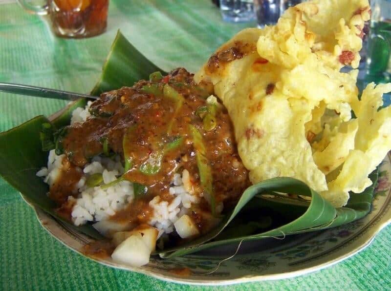 Nasi Pecel Ngawi, 1. Tepo Tahu Khas Ngawi, 2. Nasi Pecel Ngawi, 3. Lethok, 4. Sate Khas Ngawi, 5. Ledre, 6. Tongseng Kambing Pedas, 7. Keripik Tempe, 8. Rawon, 9. Dodol Jambu, 10. Cokelat Tempe