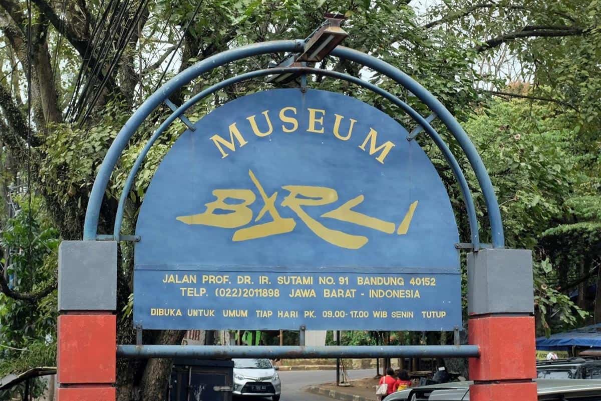 Alamat dan Akses Transportasi ke Museum Barli, Spot Populer di Museum Barli, Fasilitas di Museum Barli, Harga Tiket Masuk dan Jam Operasional Museum Barli,  Alamat dan Akses Transportasi ke Museum Barli, Hotel Sekitar Museum Barli