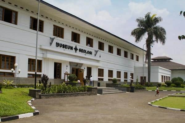 Alamat dan Akses Transportasi ke Museum Geologi, Spot Populer di Museum Geologi, Fasilitas di Museum Geologi, Harga Tiket Masuk dan Jam Operasional Museum Geologi, Alamat dan Akses Transportasi ke Museum Geologi, Hotel Sekitar Museum Geologi