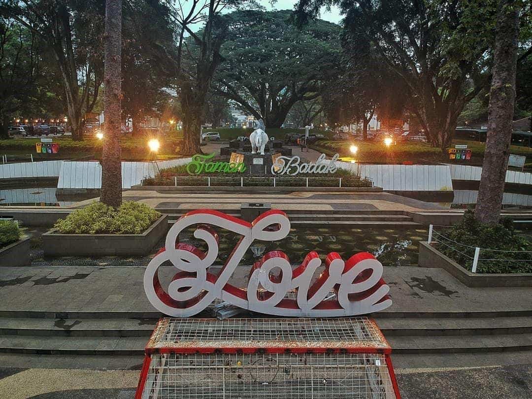 Alamat dan Akses Transportasi ke Taman Balai Kota, Wahana dan Spot Menarik di Taman Balai Kota, Harga Tiket dan Jam Operasional Taman Balkot Bandung, Fasilitas Balai Kota Bandung, Alamat dan Akses Transportasi ke Taman Balai Kota, Hotel di Sekitar Taman Balai Kota