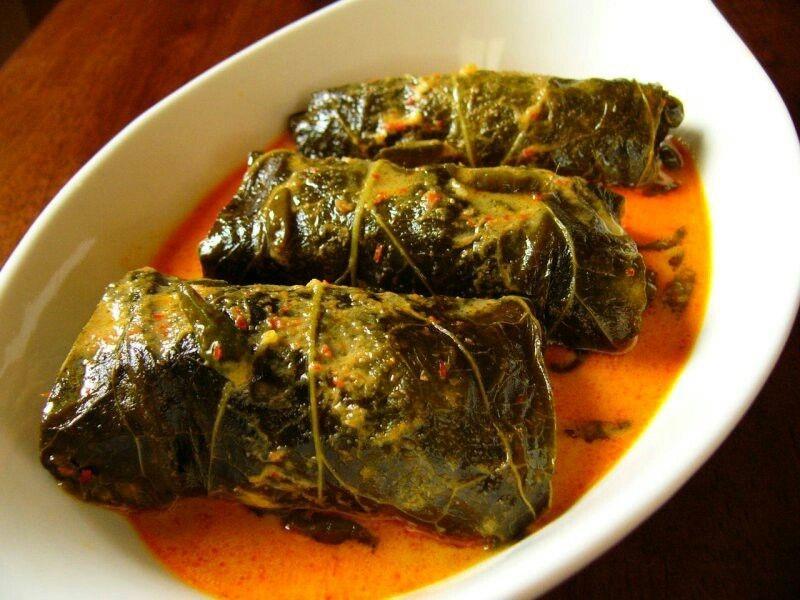 Buntil Daun Talas, 1. Mangut Lele, 2. Nasi Lesah, 3. Buntil Daun Talas, 4. Sup Senerek, 5. Kluban, 6. Sego Godog, 7. Bakso Kerikil, 8. Mangut Beong, 9. Opor Enthog, 10. Sego Megono
