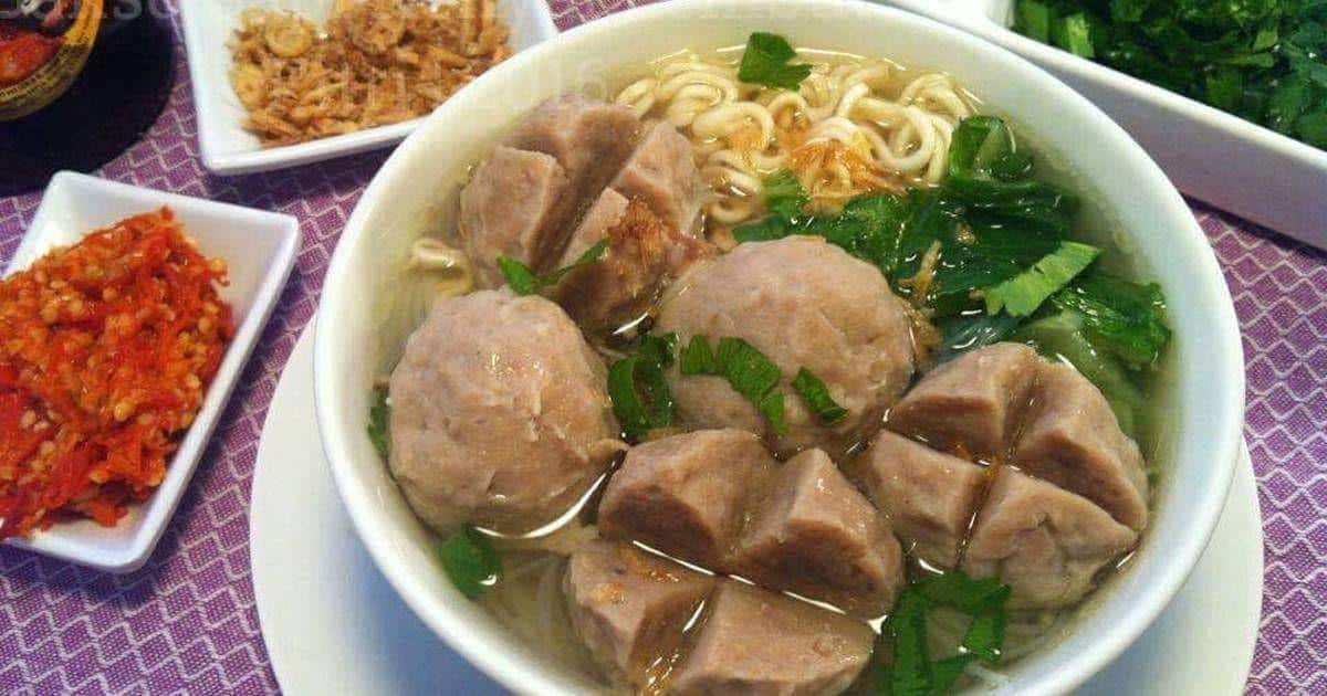 Bakso, 2. Sop Buntut, 3. Nasi Goreng, 5. Gado-gado, 6. Rendang, 7. Gudeg, 8. Bakso, 9. Nasi Padang, 10. Pempek