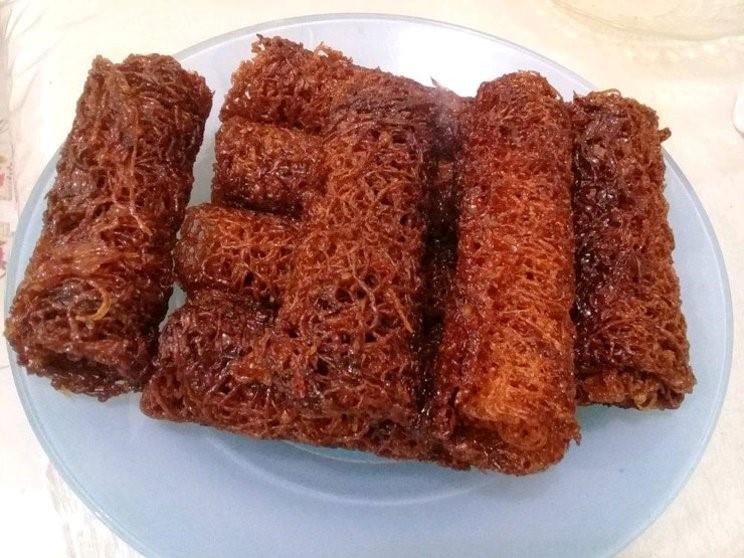 Bannang-Bannang, 1. Kopi Toraja, 2. Kerupuk Jintan, 3. Miniatur Rumah Adat Tongkonan, 4. Deppa Tori’, 5. Bannang-Bannang, 6. Tau-Tau, 7. Ukiran Khas Toraja, 8. Kain Tenun Toraja