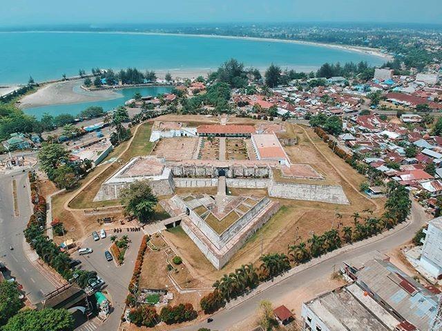 Benteng Marlborough, 1. Pantai Panjang, 2. Monumen Thomas Parr, 3. Museum Bengkulu, 4. Benteng Marlborough, 5. Rumah Pengasingan Bung Karno, 6. Danau Dendam Tak Sudah, 7. Pantai Sungai Suci, 8. Rumah Ibu Fatmawati Soekarno, 9. Hutan Mangrove Bengkulu, 10. Pulau Tikus